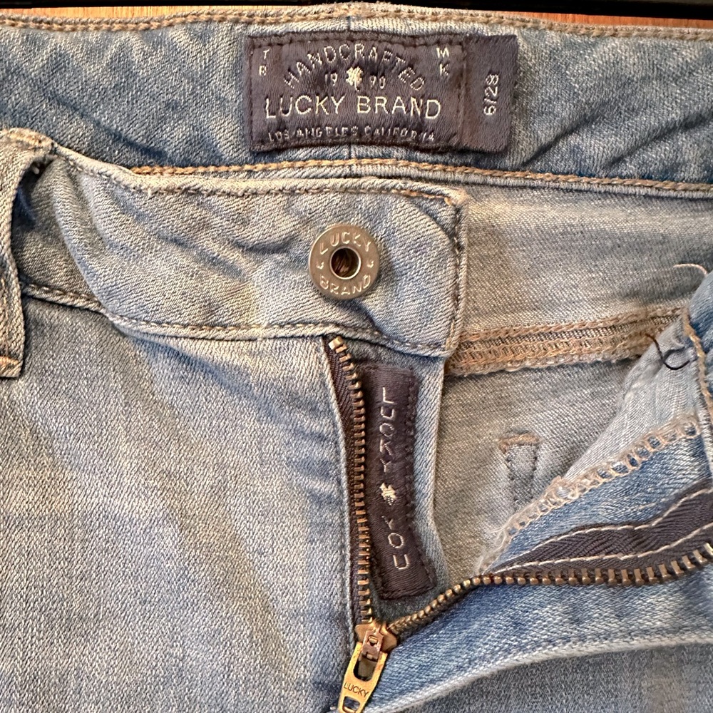 Feeling lucky? Size 6 Lucky Brand jeans 🍀